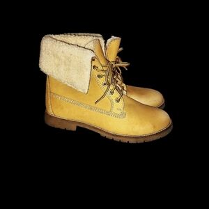 Like New✨️ Sketchers wmn Combat Suede Tan Boots w/ Faux Fur.